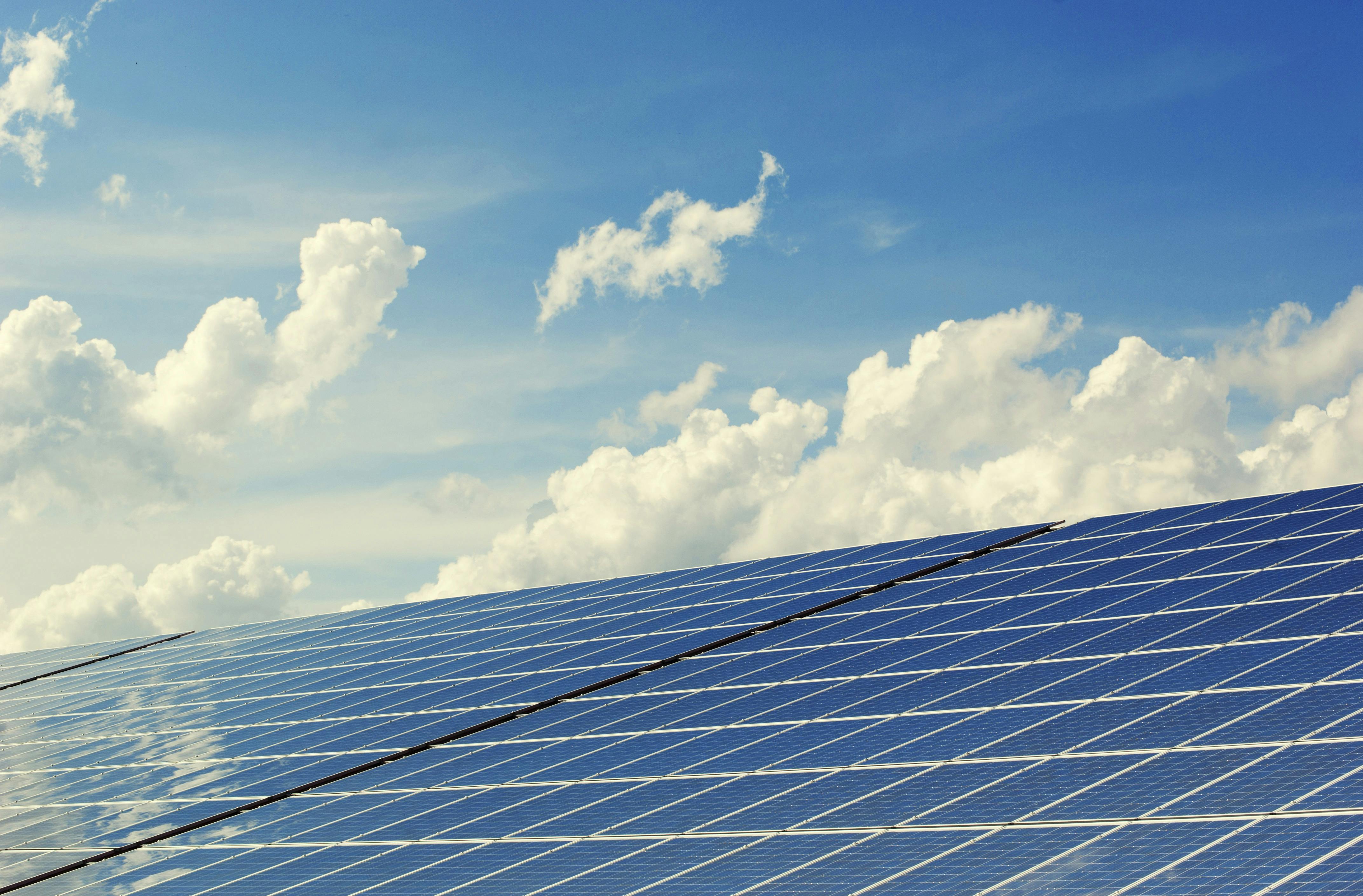 Photovoltaikanlage und Himmel