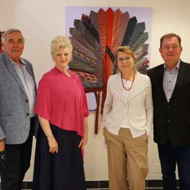 Niki Patoschka und Bgm Herbert Janschka bei der Ausstellungeröffnung von Anna Coucoutas vor dem Bild mit Krawatten. Mit dabei auch Sopranistin Monika Biernecker-Valenta.