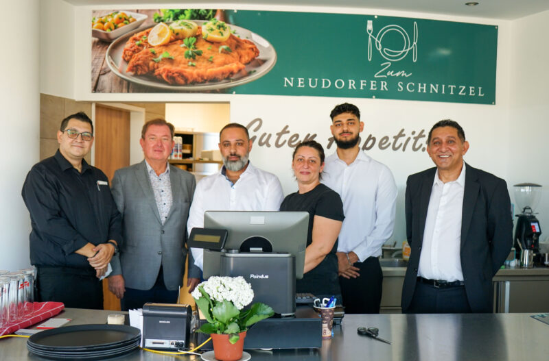Das Restaurant Zum Neudorfer Schnitzel auf der Triesterstraße wird durch das Team hinter dem Tresen repräsentiert. Der Bürgermeister ist dabei.