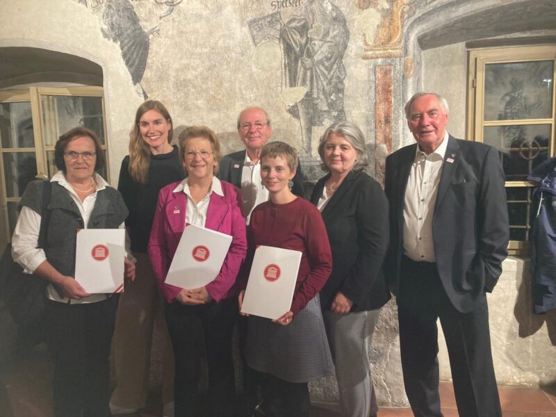 Uschi und Gus Seemann vom Förderverein eumigMuseum mit Mag. Ulrike Vitovec (Geschäftsführerin und wissenschaftliche Leitung der Museumsförderung des Landes Niederösterreich) und gfGR Niki Patoschka zeigen mit anderen Teilnehmerinnen ihre Urkunden bei der Verleihung des Museumgütesiegels in Bozen in die Kamera