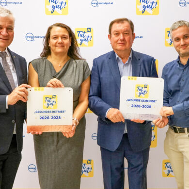 Bgm Herbert Janschka, Karin Hassan und Alexander Bitzan vom Bürgerservice zeigen die Plaketten Bronze und Silber mit Landesrat Anton Kasser vor der Fotowall