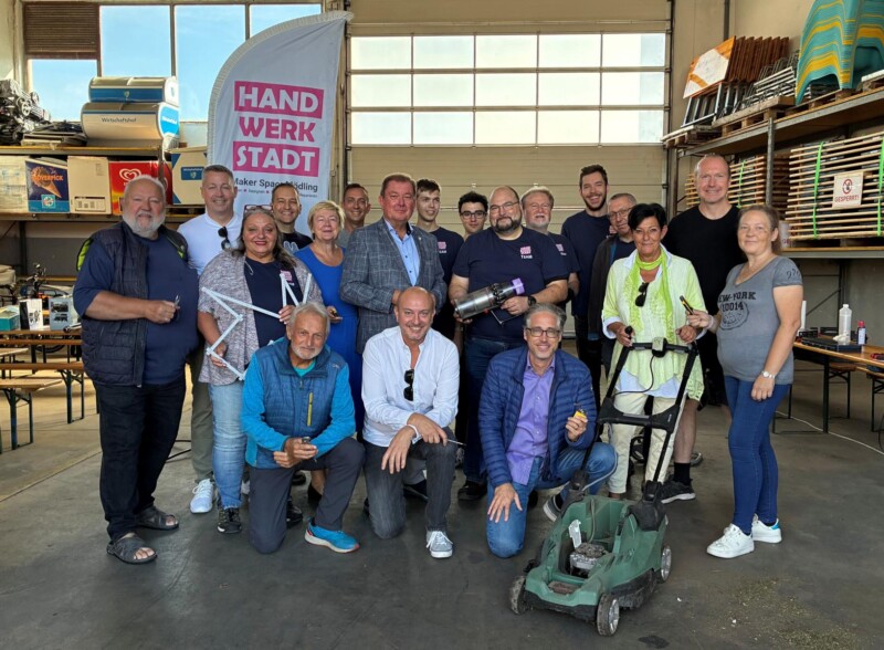 Gruppenfoto in der Werkstatt beim Wirtschaftshof mit Politikern und dem Team der Hand.Werk.Stadt